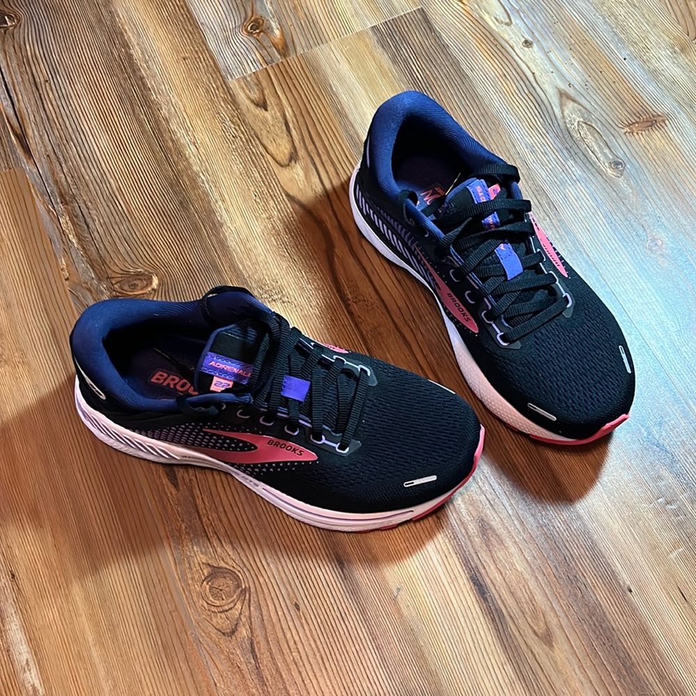 Size 8 wide Brooks tennis shoes